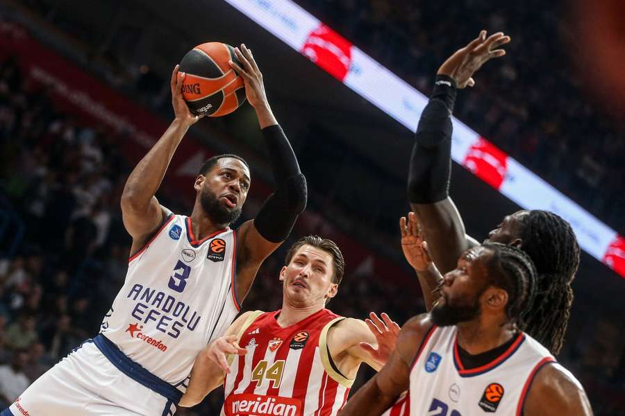 Jordan Loyd (numer 3) w meczu Euroligi Jordan Loyd (numer 3) w meczu Euroligi