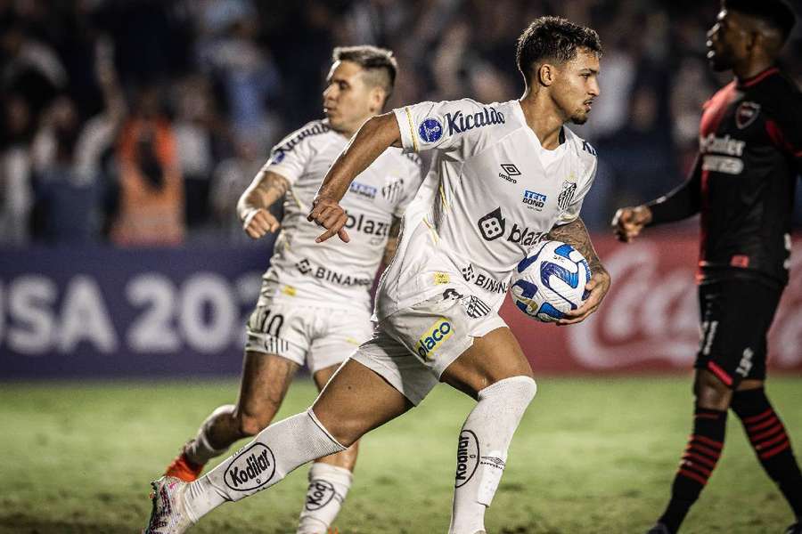 Santos perde para o Newell's na Vila e se complica dentro da Sul-Americana