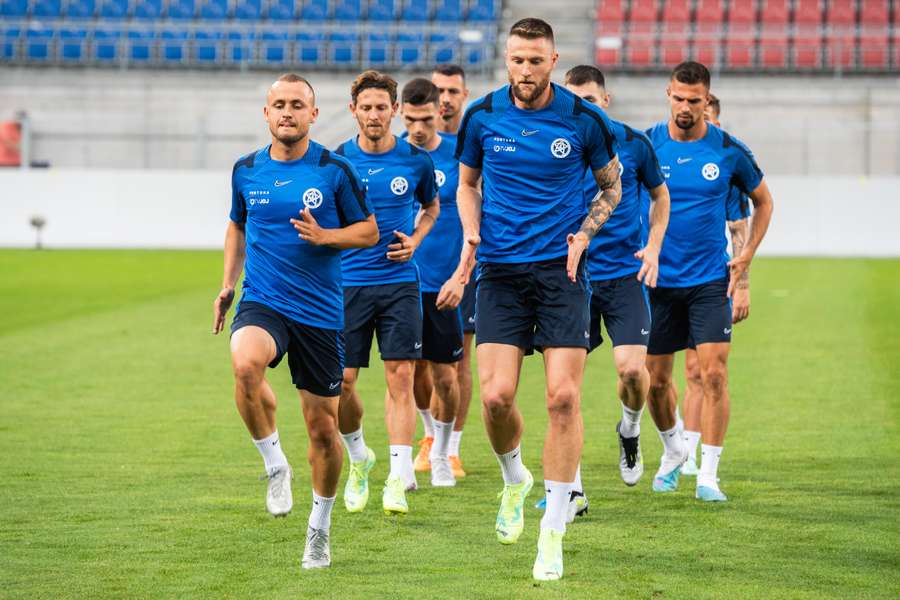 Milan Škriniar (vpravo) počas tréningovej jednotky s reprezentáciou.