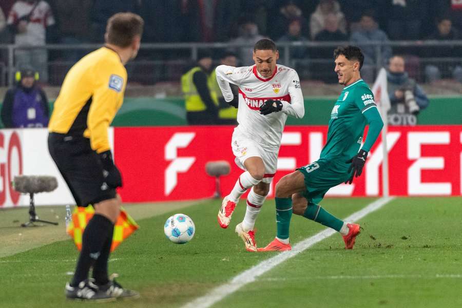 Enzo Millot im Zweikampf mit Augsburgs Giannoulis