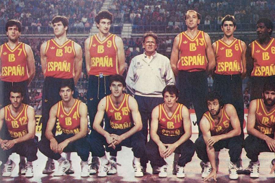 España en el Eurobasket 1985. Andrés Jiménez, el segundo arriba por la derecha