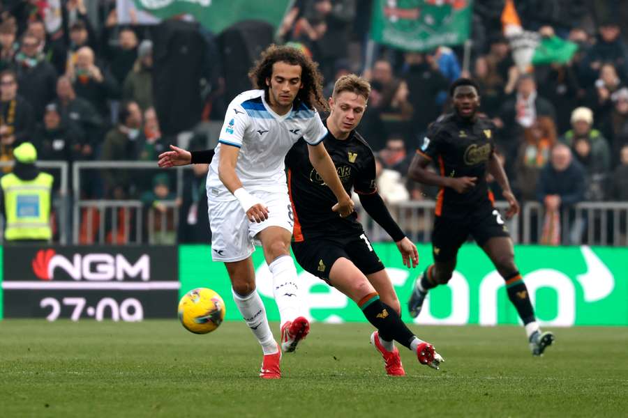 Matteo Guendouzi e Hans Nicolussi Caviglia durante Venezia-Lazio