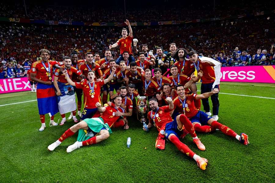 Los jugadores de España celebran la consecución de la cuarta Eurocopa en Berlín