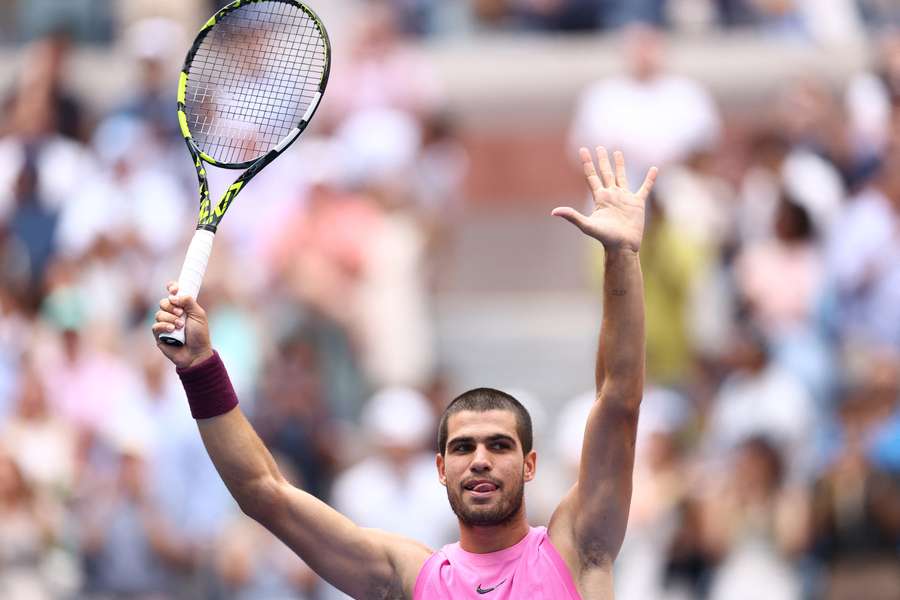 Alcaraz venceu Djokovic pela primeira vez em piso duro