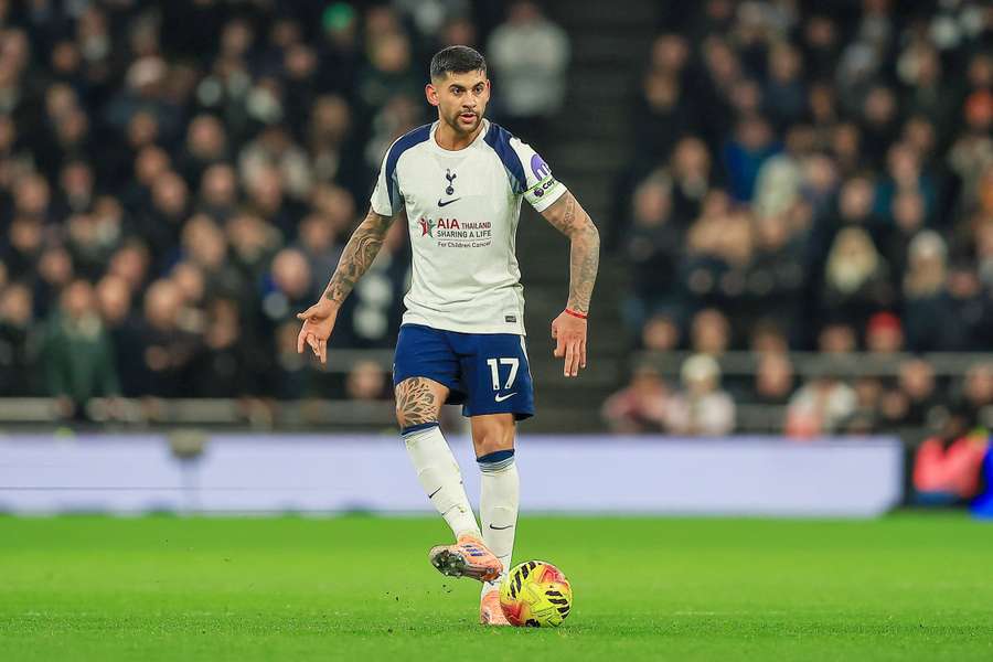 Cristian Romero pasa el balón