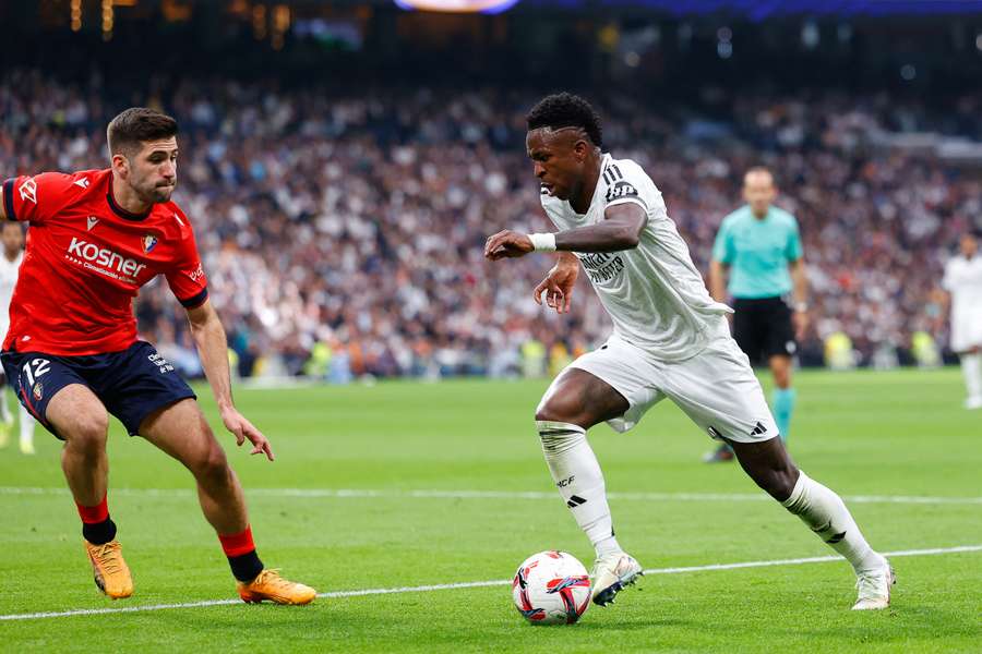 Vinicius ante Jesús Areso, en el último Real Madrid-Osasuna en el Bernabéu