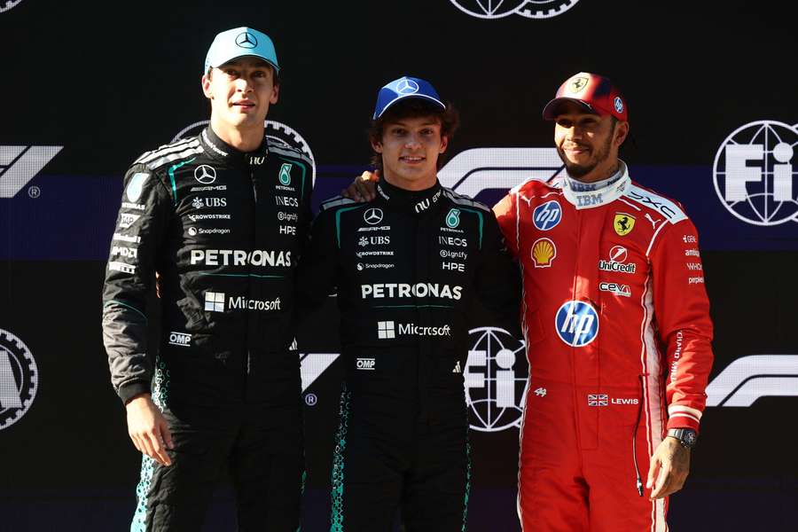 Antonelli medzi dvojicou konkurentov. Antonelli medzi dvojicou konkurentov.