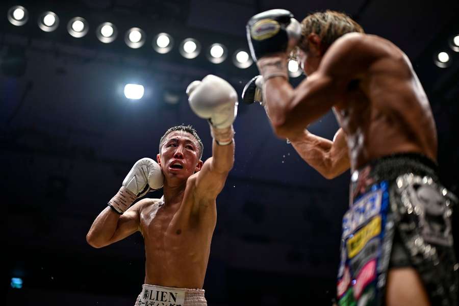Shigetoshi Kotari (white gloves) is pictured competing in the OPBF Super Featherweight title bout at the Korakuen Hall in Tokyo