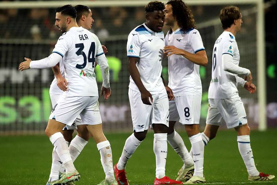 La Lazio Rome a délogé la Juventus Turin de la 4e place du Championnat d'Italie à la faveur de sa victoire à Cagliari (2-1) lundi.