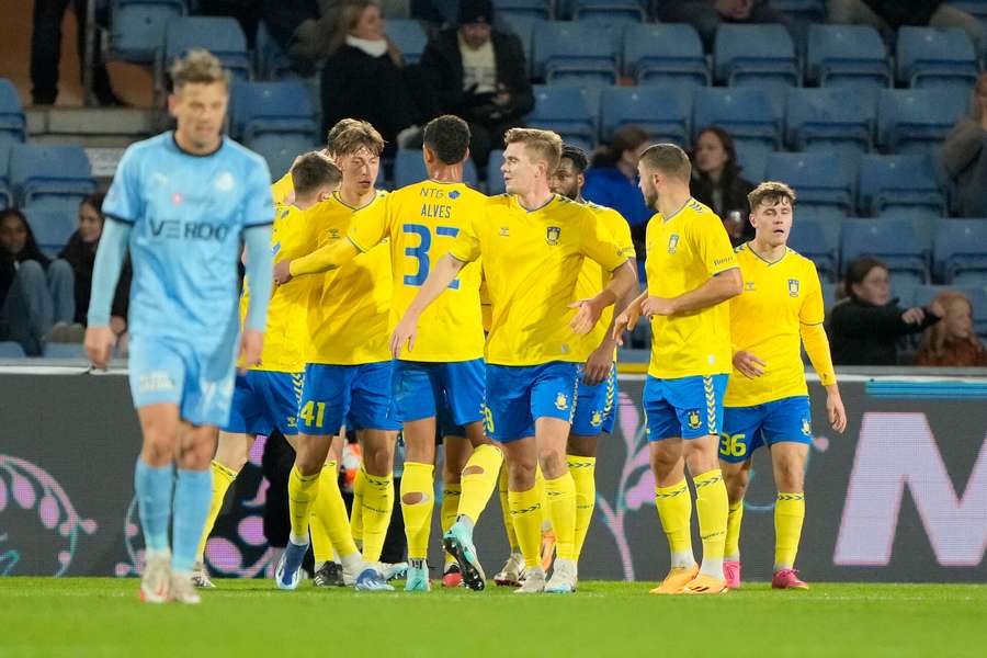 Brøndby fejrer Suzukis mål.