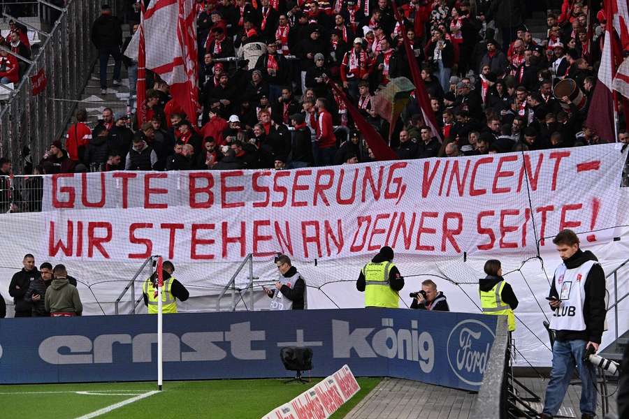 Mesajul fanilor lui Bayern pentru Kompany, afișat în timpul partidei cu Freiburg: „Îți suntem alături” Mesajul fanilor lui Bayern pentru Kompany, afișat în timpul partidei cu Freiburg: „Îți suntem alături”