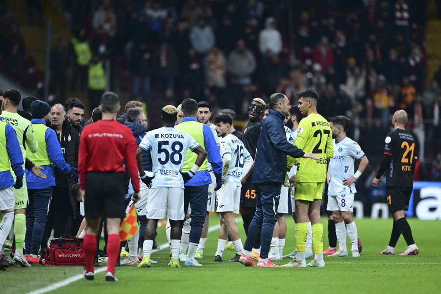 L'Adana Demirspor s'est arrêté de jouer.