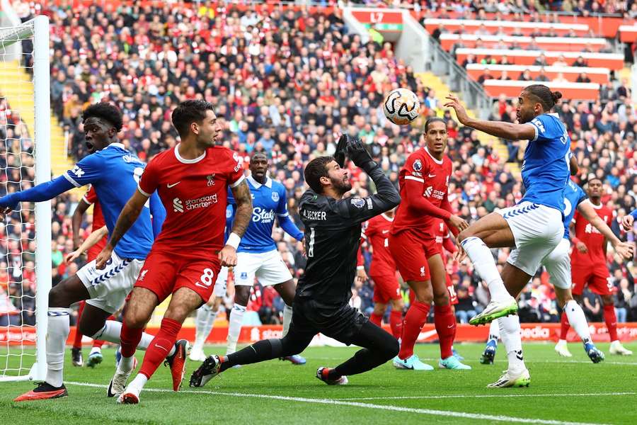 Uskarpe Liverpool topper Premier League efter fuld gevinst i skuffende Merseyside-derby