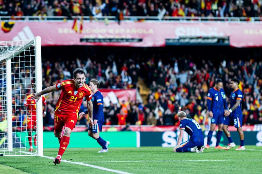Mikel Oyarzábal celebra su segundo gol ante Países Bajos en Mestalla