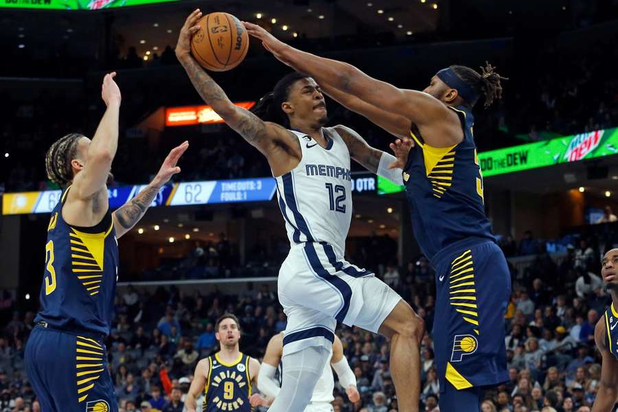 Ja Morant (v bielom) so snahou o kôš. Spredu ho bráni Myles Turner.