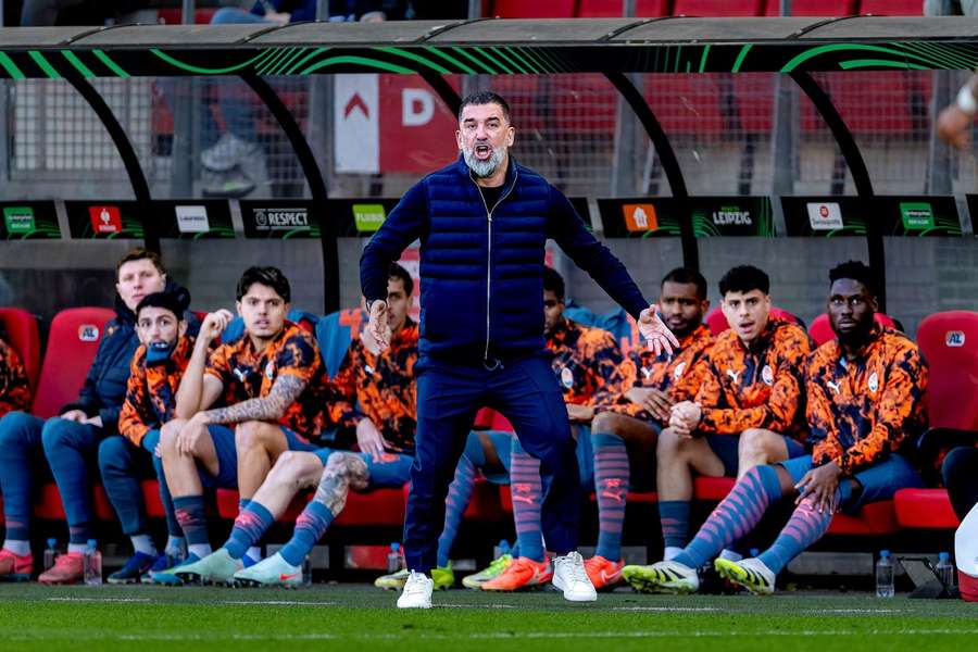 Arda Turan managing Shakhtar against AZ