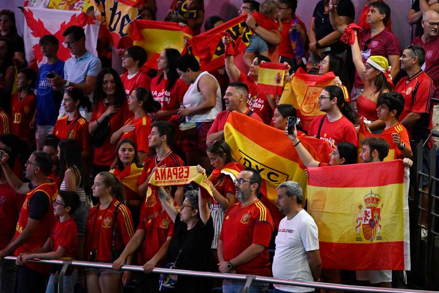 La afición española anima desde las gradas en la final