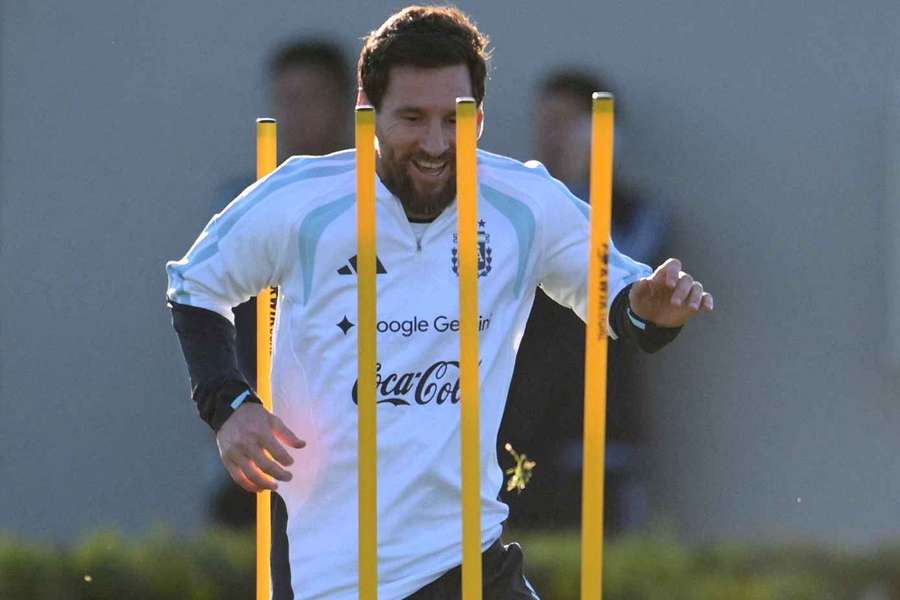 Messi passa por obstáculos em último treino com sua seleção Messi passa por obstáculos em último treino com sua seleção