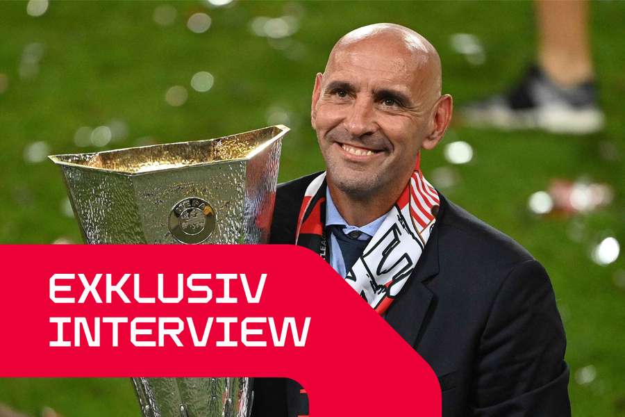 Der ehemalige Sevilla-Manager Monchi mit dem Europa-League-Pokal