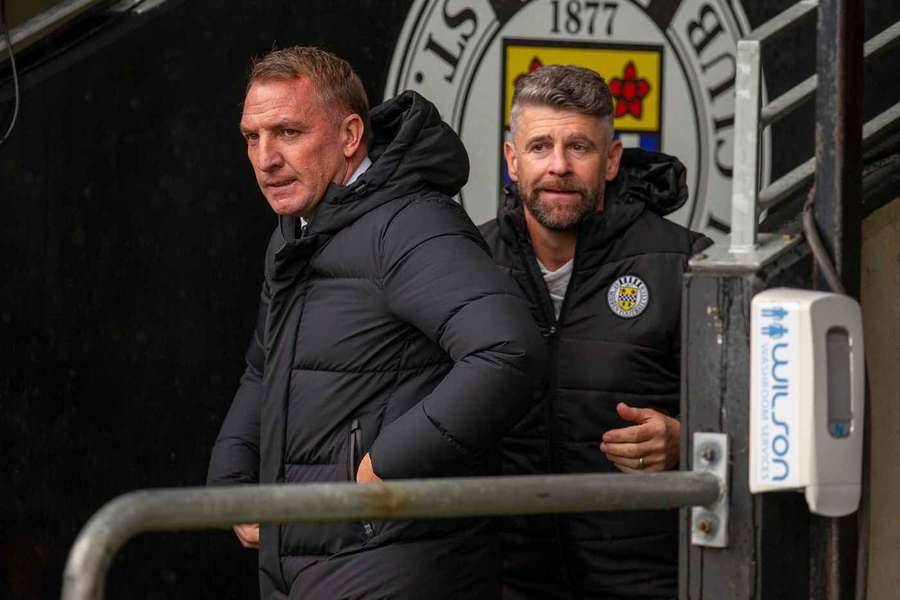 Brendan Rodgers, técnico do Celtic, e Stephen Robinson, técnico do St Mirren