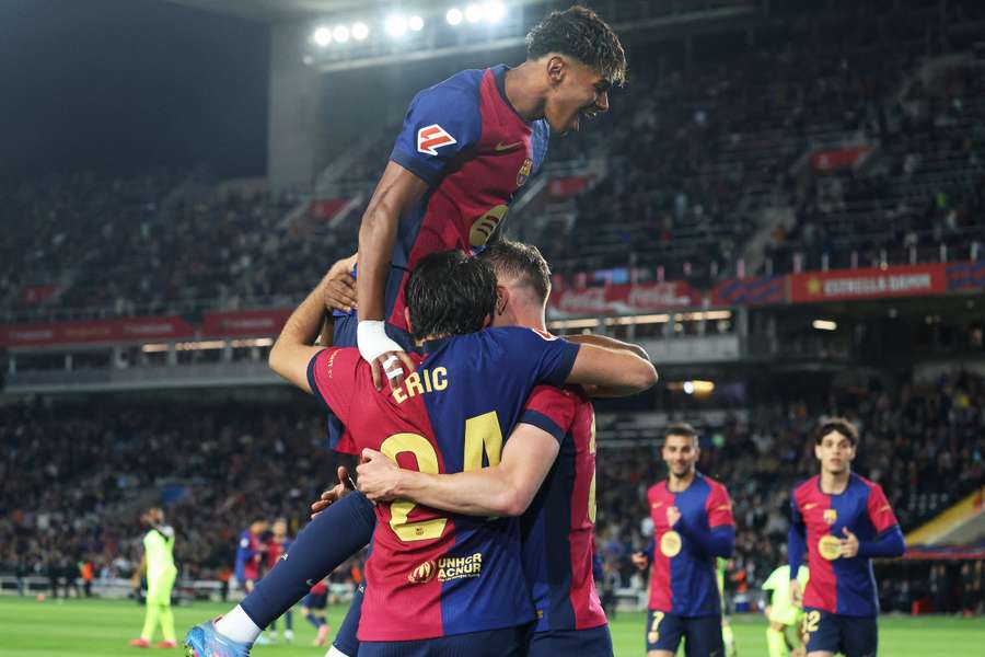 Jogadores do Barça comemorando gol de Dani Olmo contra o Mallorca