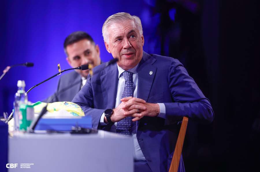 Ancelotti durante sua apresentação como técnico da Seleção Brasileira