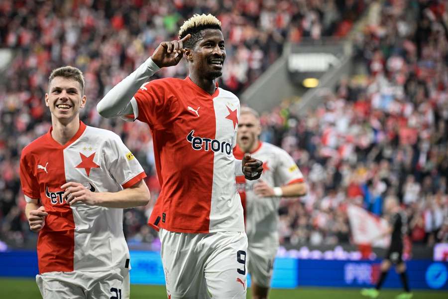 Peter Olayinka je na cestě zpět do Slavie.