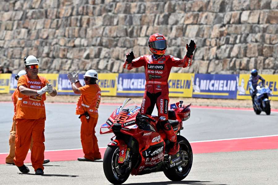 Marc Márquez celebra su victoria en el sprint en MotorLand