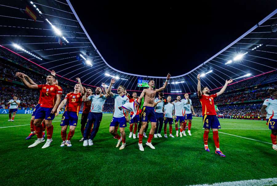 Varios de los jugadores, incluido Olmo, celebran el pase a la final.