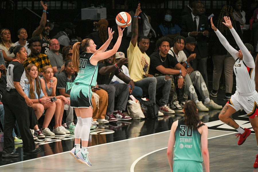 Sabrina Ionescu, coș de 3 puncte în meciul cu Las Vegas Aces