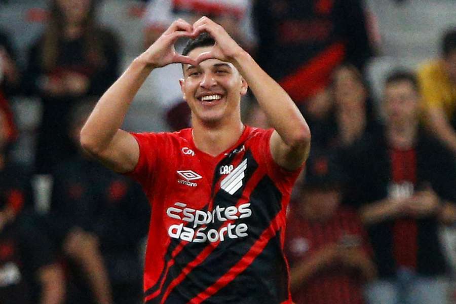 Lucas Esquivel comemora um dos gols da boa vitória do Athletico-PR