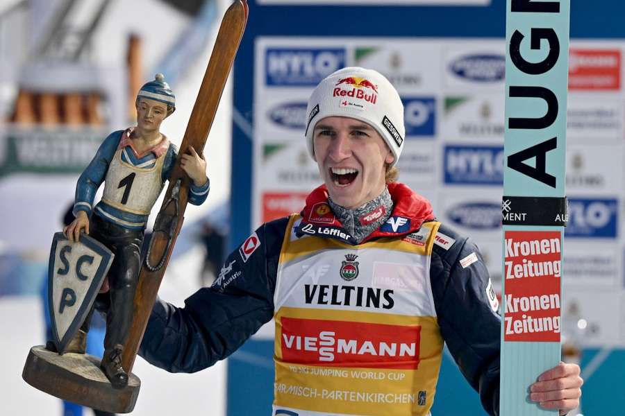 Daniel Tschofenig feiert seinen Sieg beim Neujahrsspringen in Garmisch-Partenkirchen.