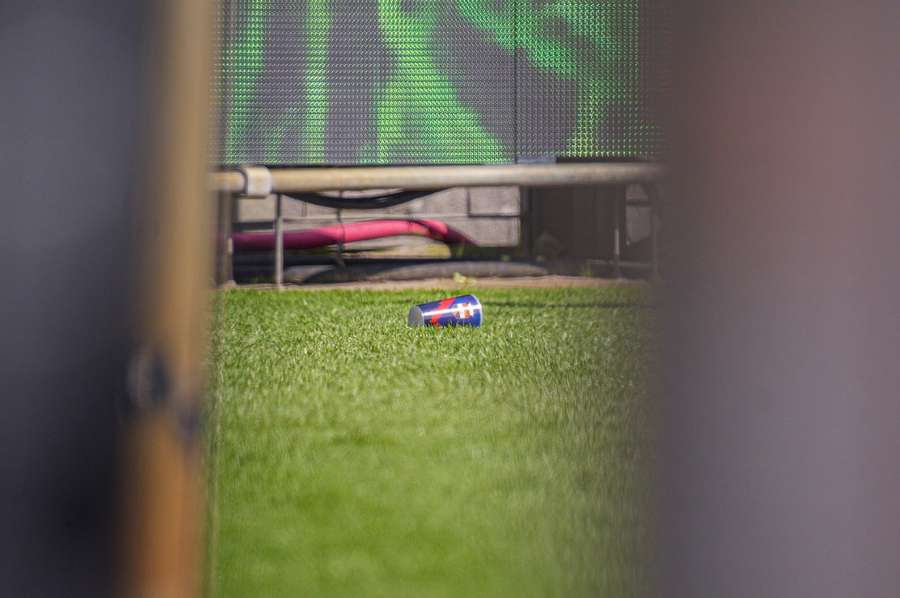 Een beker op het veld. Een vreselijk beeld.