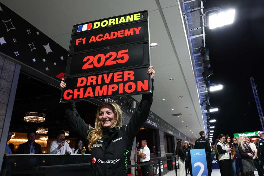 Doriane Pin célébrant son titre à Las Vegas.