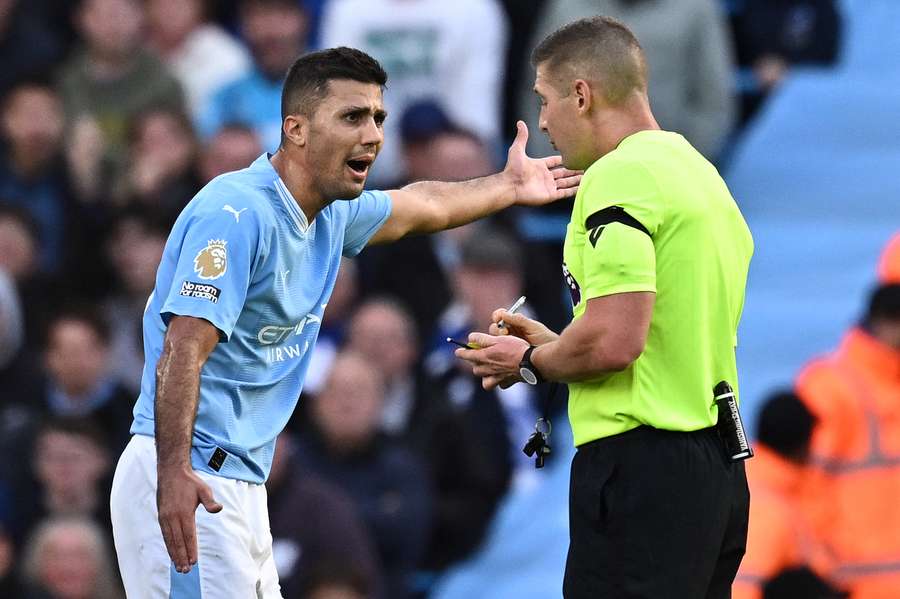 Rodri protesta una acción ante el árbitro.