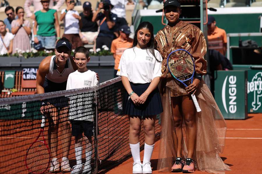Osaka (r.) vor Matchbeginn am Netz