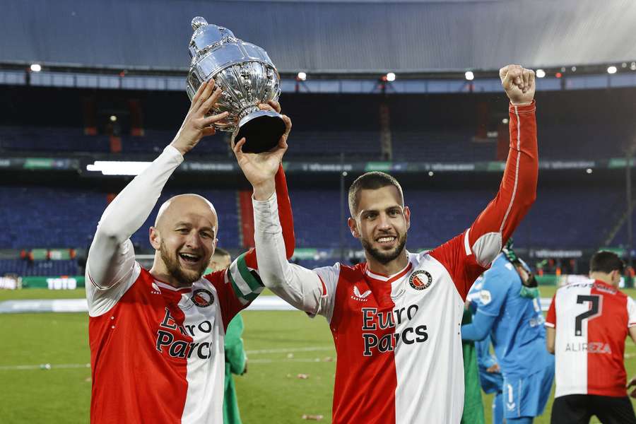Gernot Trauner a Dávid Hancko s trofejí pro vítěze Nizozemského poháru.