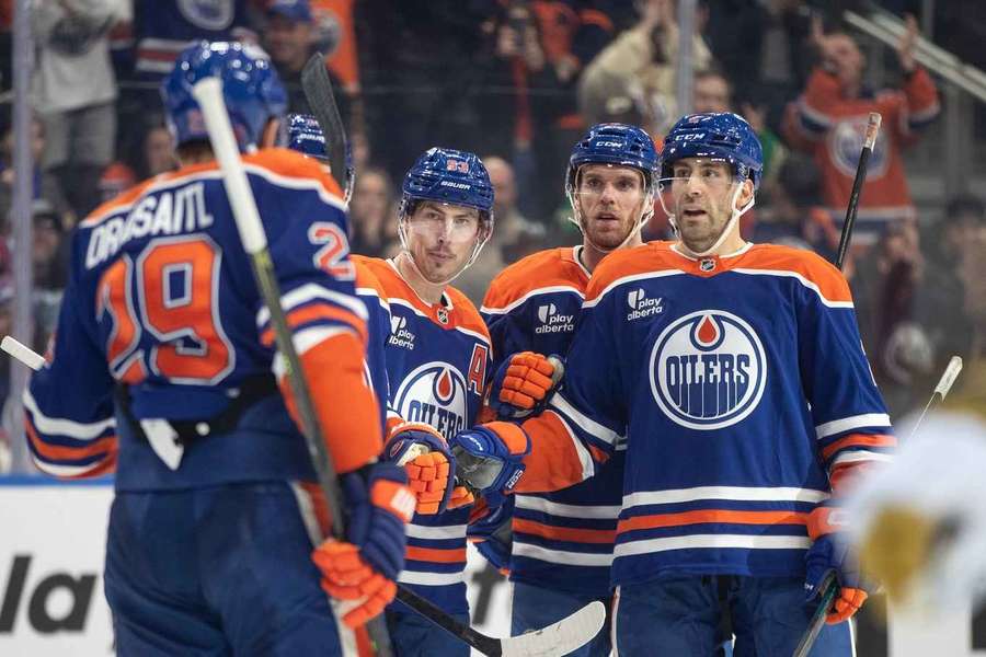 Draisaitl (l.) sammelte gegen Vegas zwei Assists