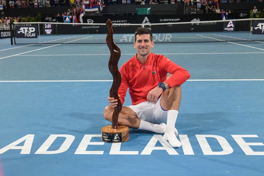 Djokovic é campeão em Adelaide e iguala número de títulos de Nadal