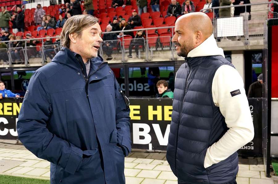 Cocu en Jansen in gesprek voor de wedstrijd tussen AZ en Vitesse in januari 