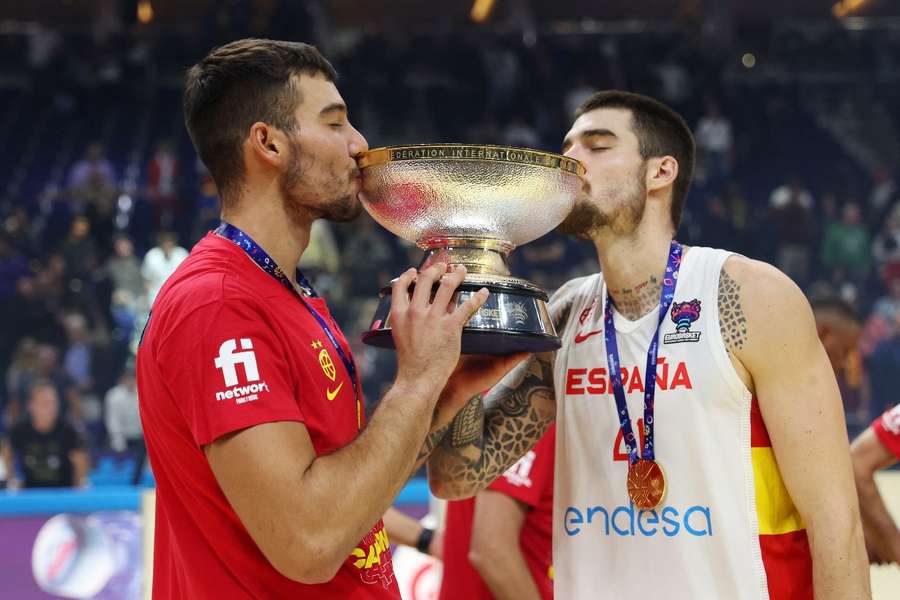 Willy y Juancho Hernangómez celebran el Eurobasket conquistado con España en 2022