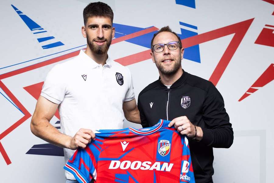 Slovinec Adrian Zeljkovič po boku sportovního ředitele Dana Koláře.