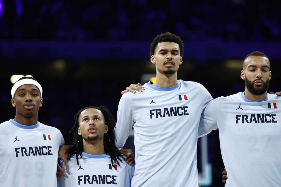 Wembanyama y Gobert, durante la interpretación del himno francés