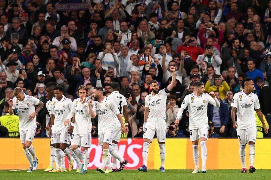 Los jugadores del Real Madrid celebran el gol de Karim Benzema