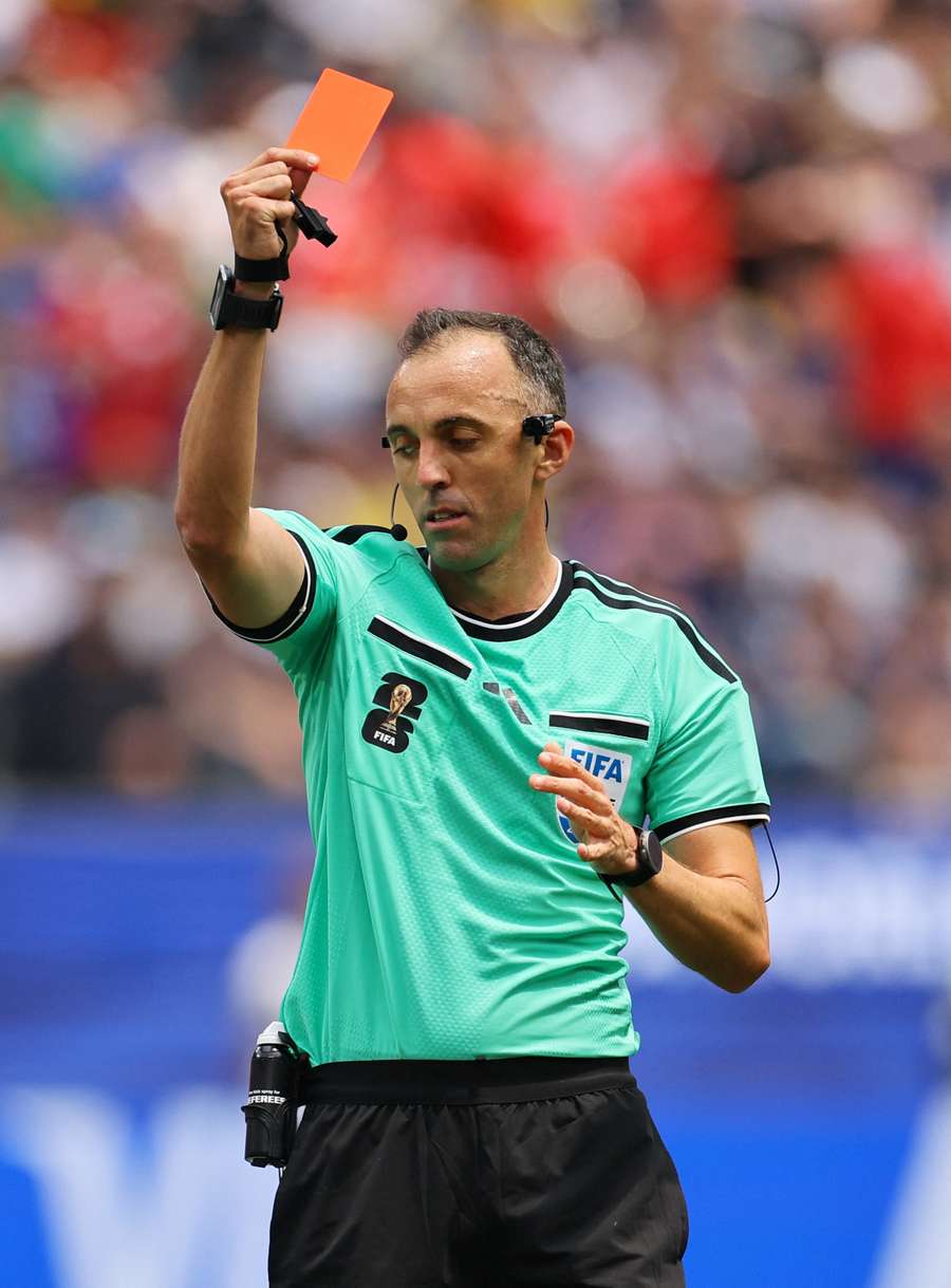 WM-Schiedsrichter Joao Pinheiro mit der Roten Karte