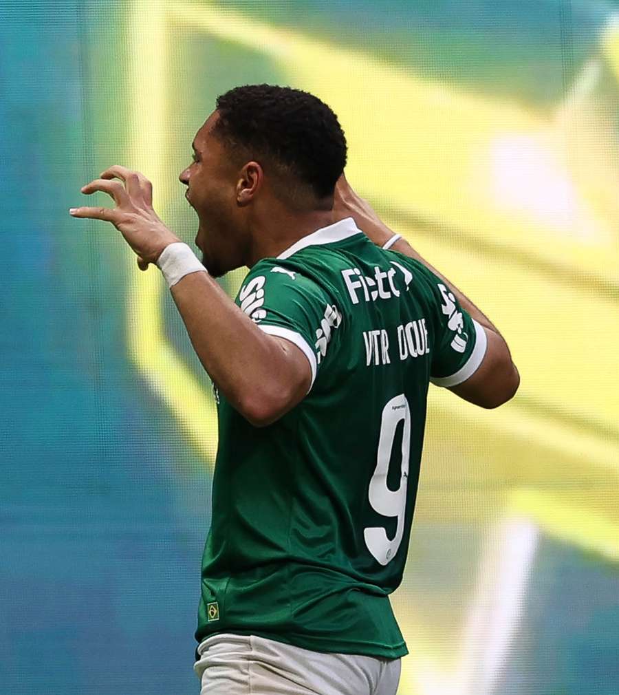 Vitor Roque comemora diante da torcida do Palmeiras Vitor Roque comemora diante da torcida do Palmeiras