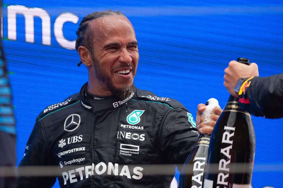 Lewis Hamilton não escondeu a felicidade com o pódio na Espanha