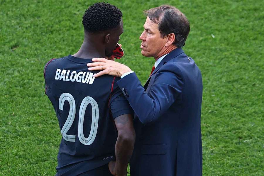 Balogun (l.) suchte nach der Partie das Gespräch mit Belgiens Coach Rudi Garcia