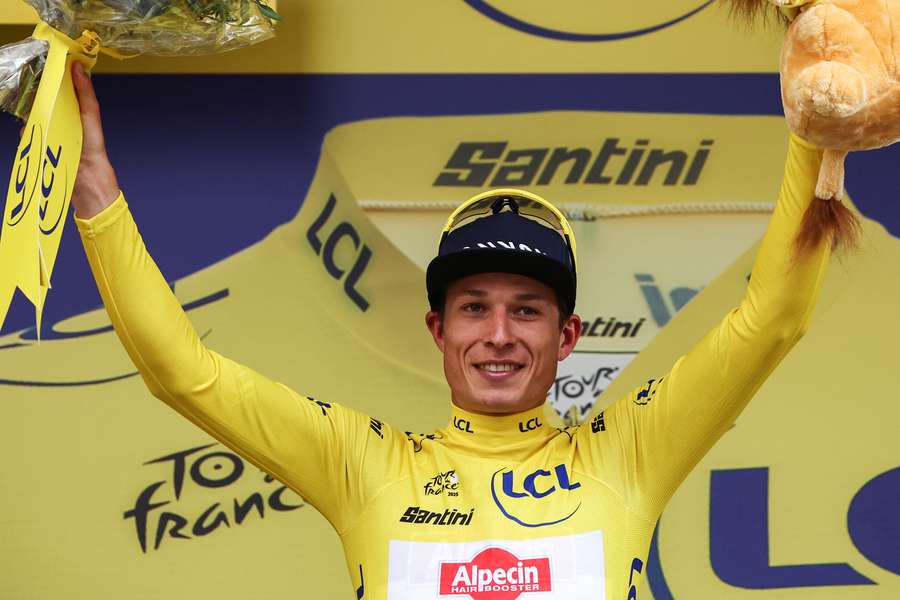 Philipsen pózuje v najcennejšom drese na Tour de France po prvej etape, ktorú ovládol. 