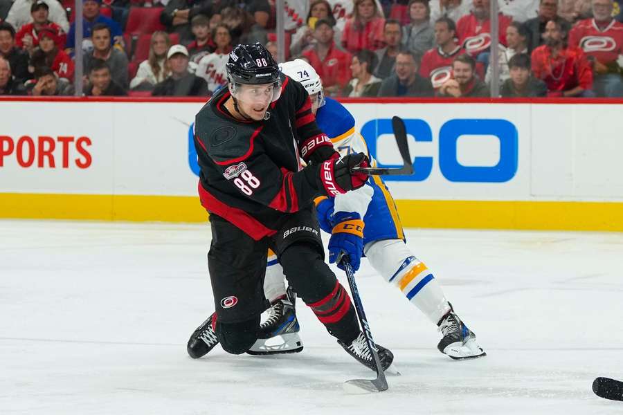 Nezastavitelný Nečas je už pátý v bodování NHL, proti Buffalu zapsal gól a dvě asistence